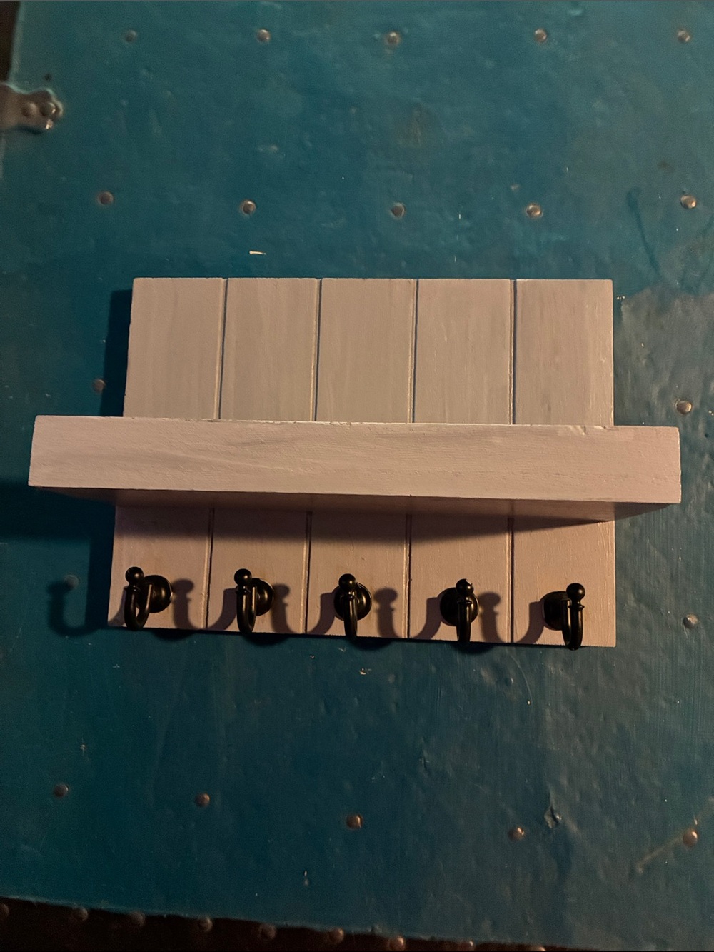 Great Wall-Mounted Keychain Rack with Shelf & Black Hooks